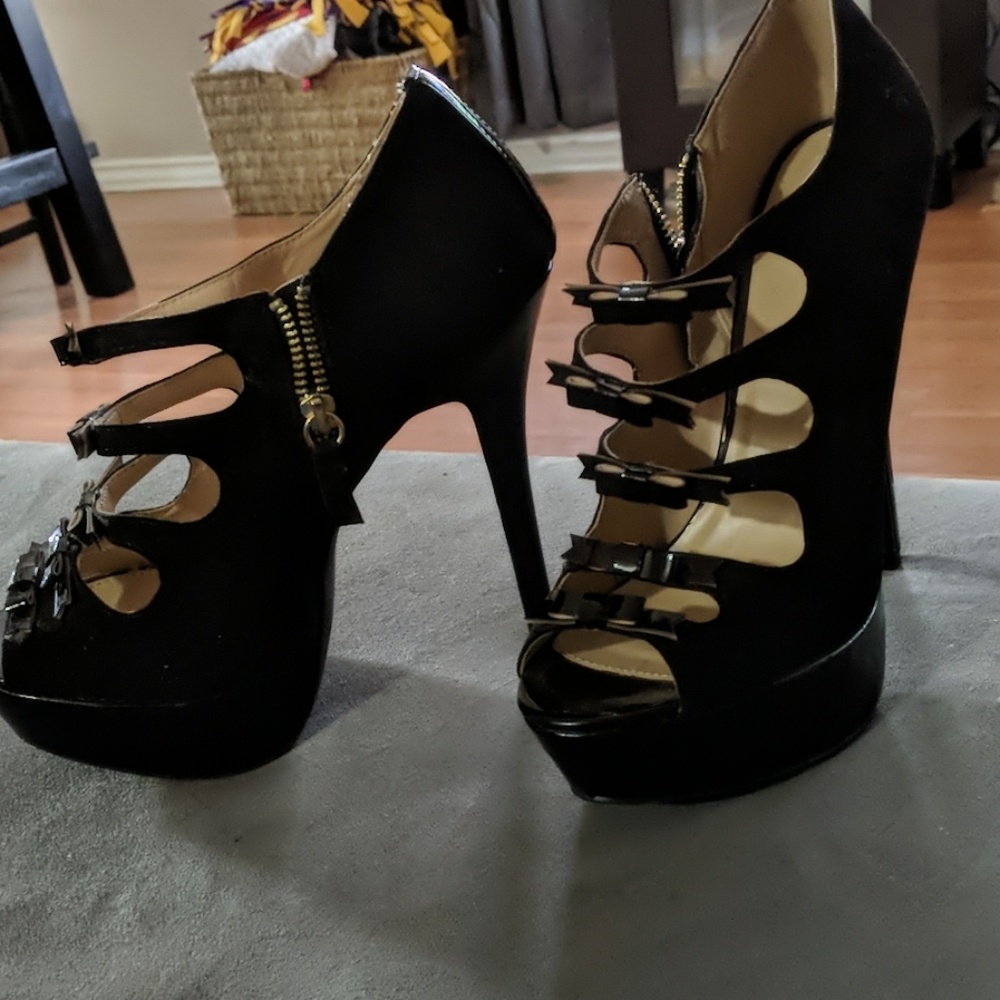 Heels with bows